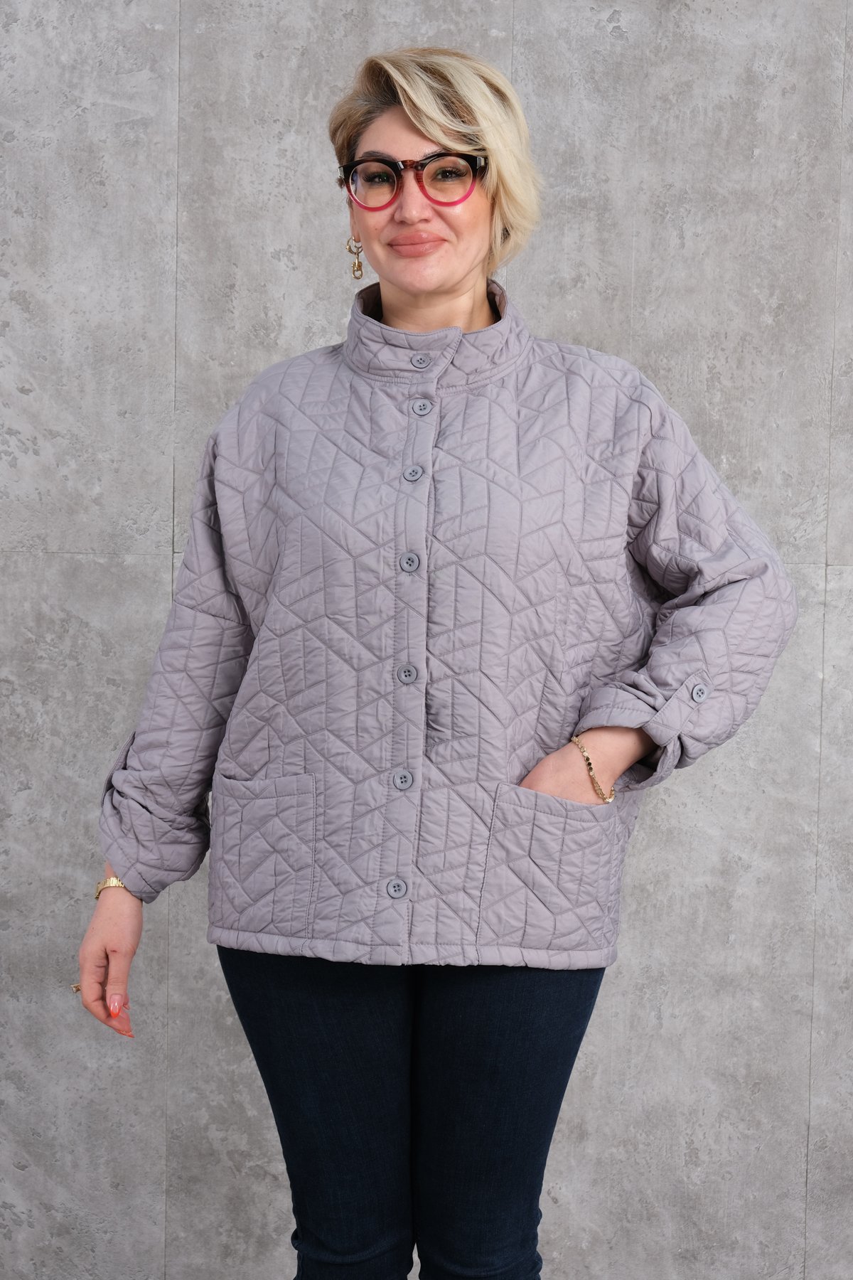 Короткая спортивная куртка больших размеров-Серый