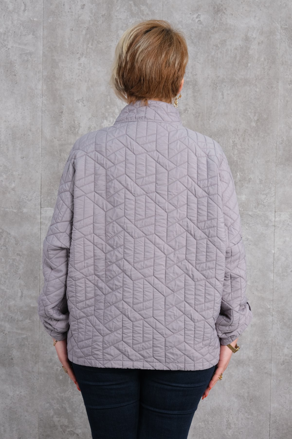 Короткая спортивная куртка больших размеров-Серый