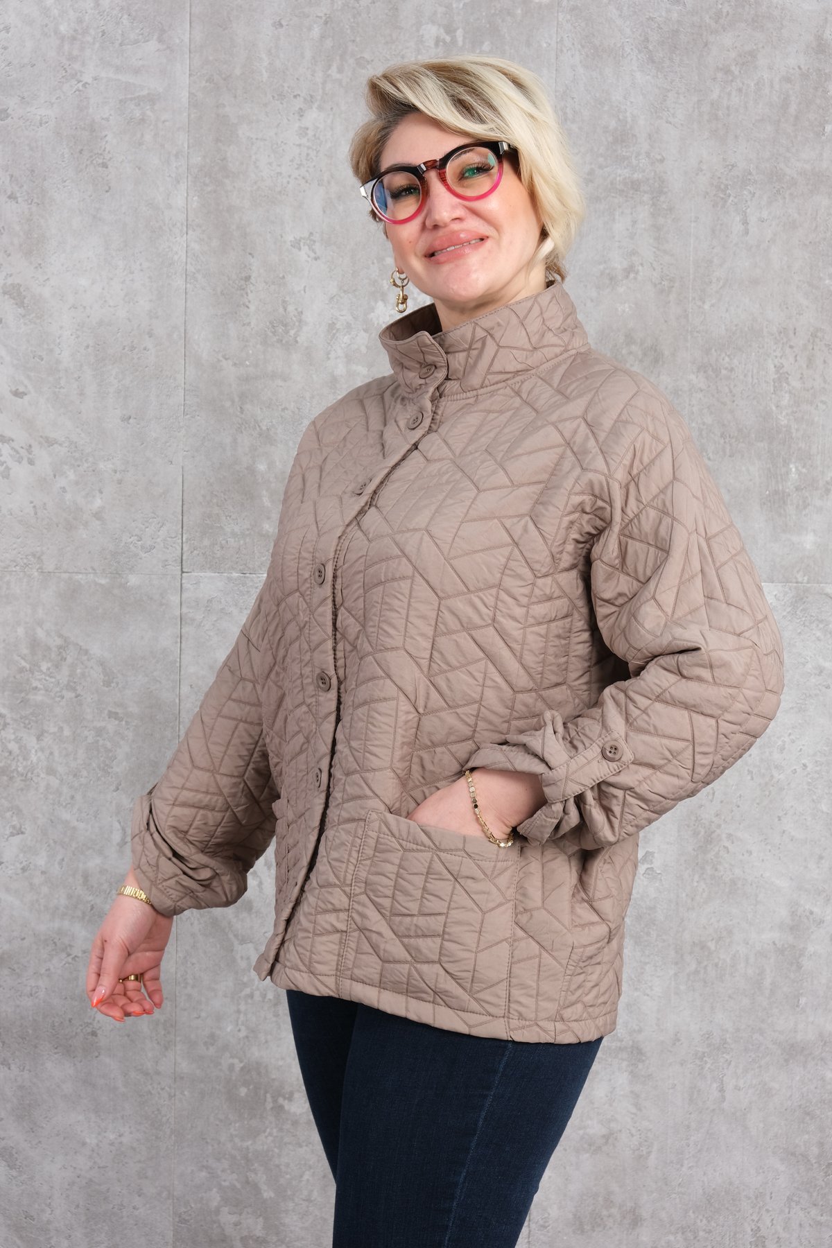 Короткая спортивная куртка больших размеров-Бежевый