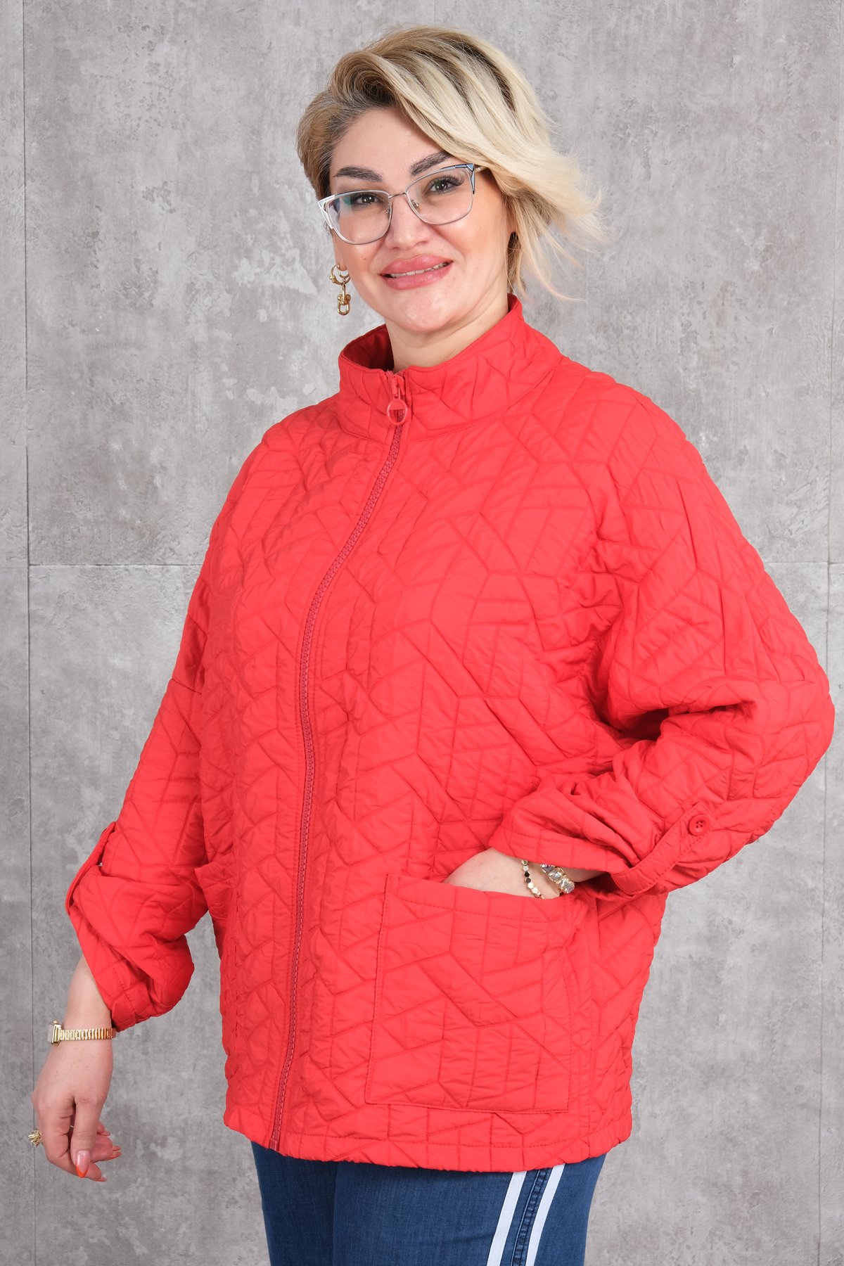 جاكيت رياضي قصير مقاس كبير-الأحمر