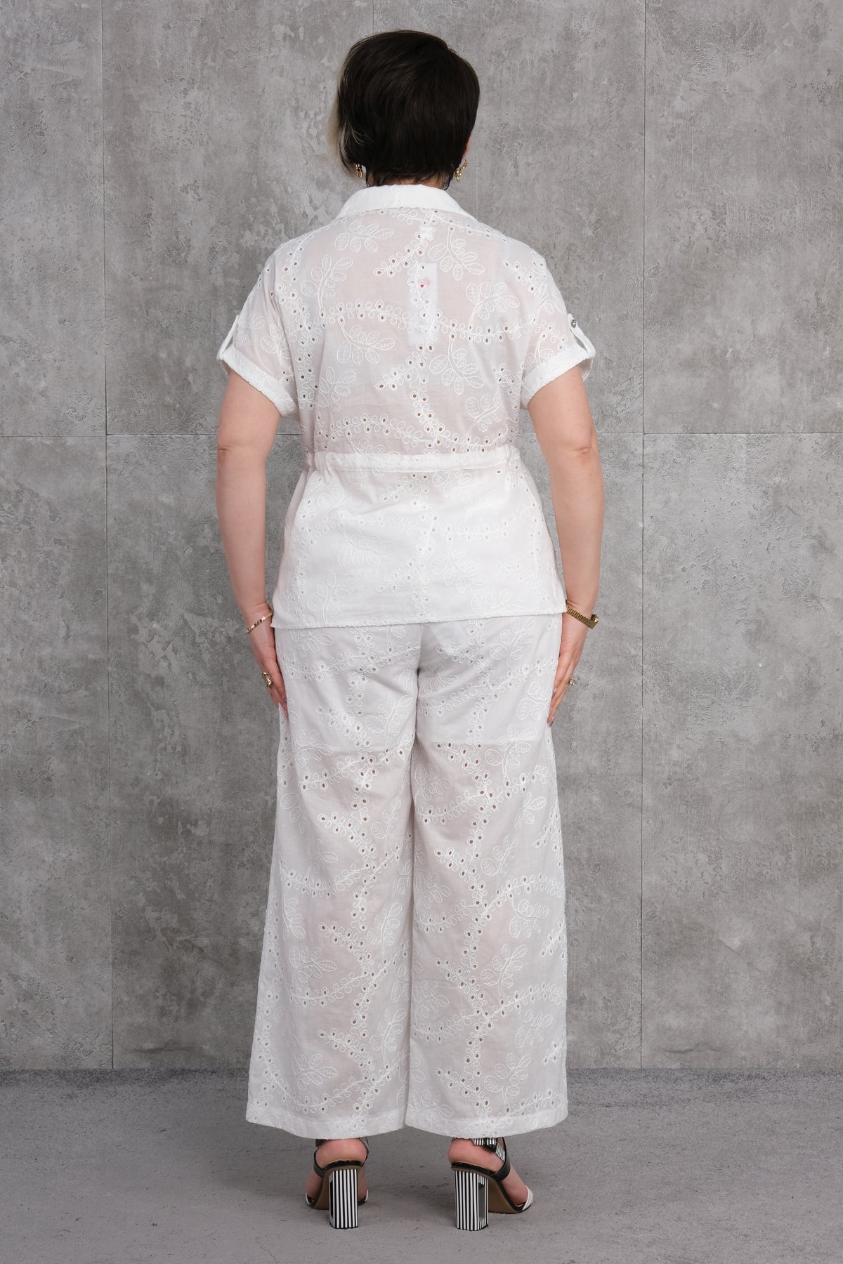 طقم من قطعتين مقاس كبير-الأبيض