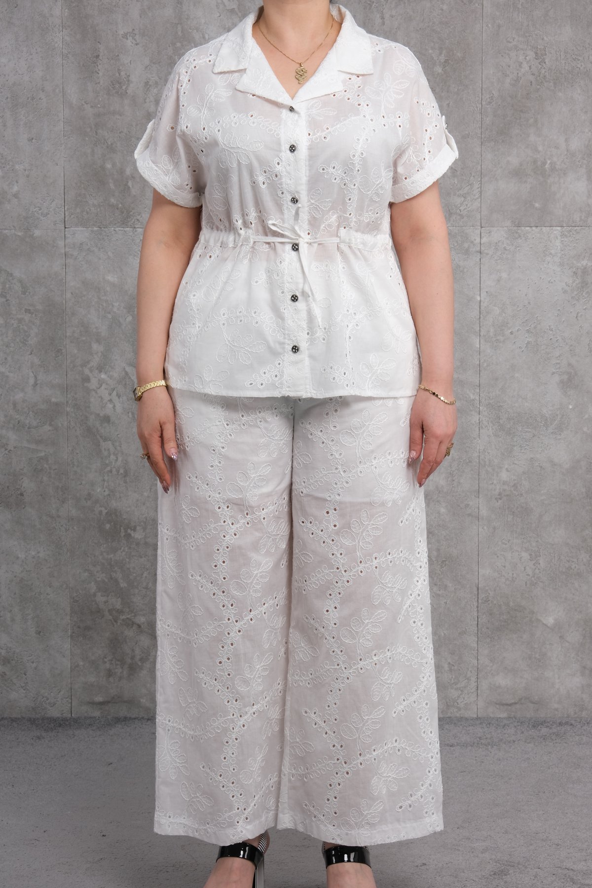 طقم من قطعتين مقاس كبير-الأبيض