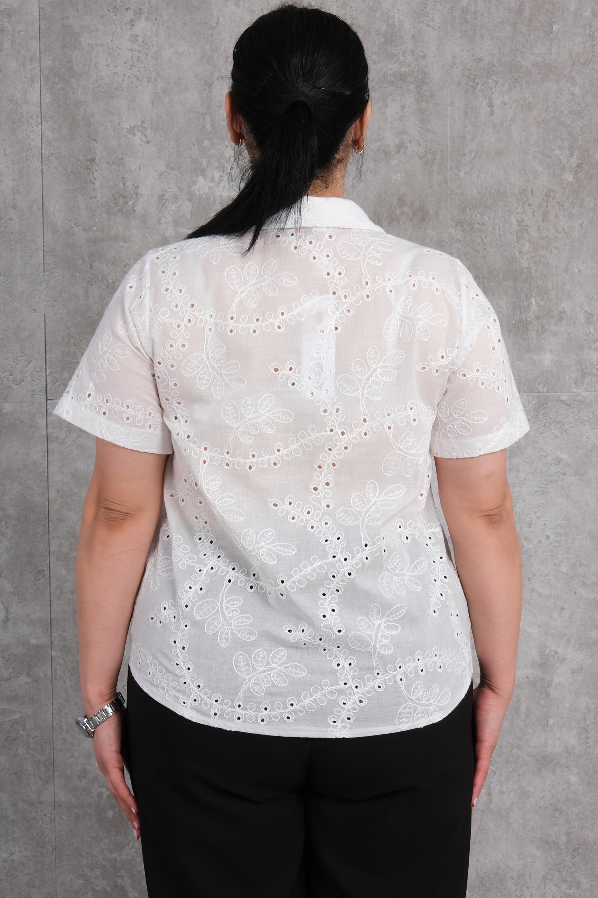 قميص مقاس كبير-الأبيض