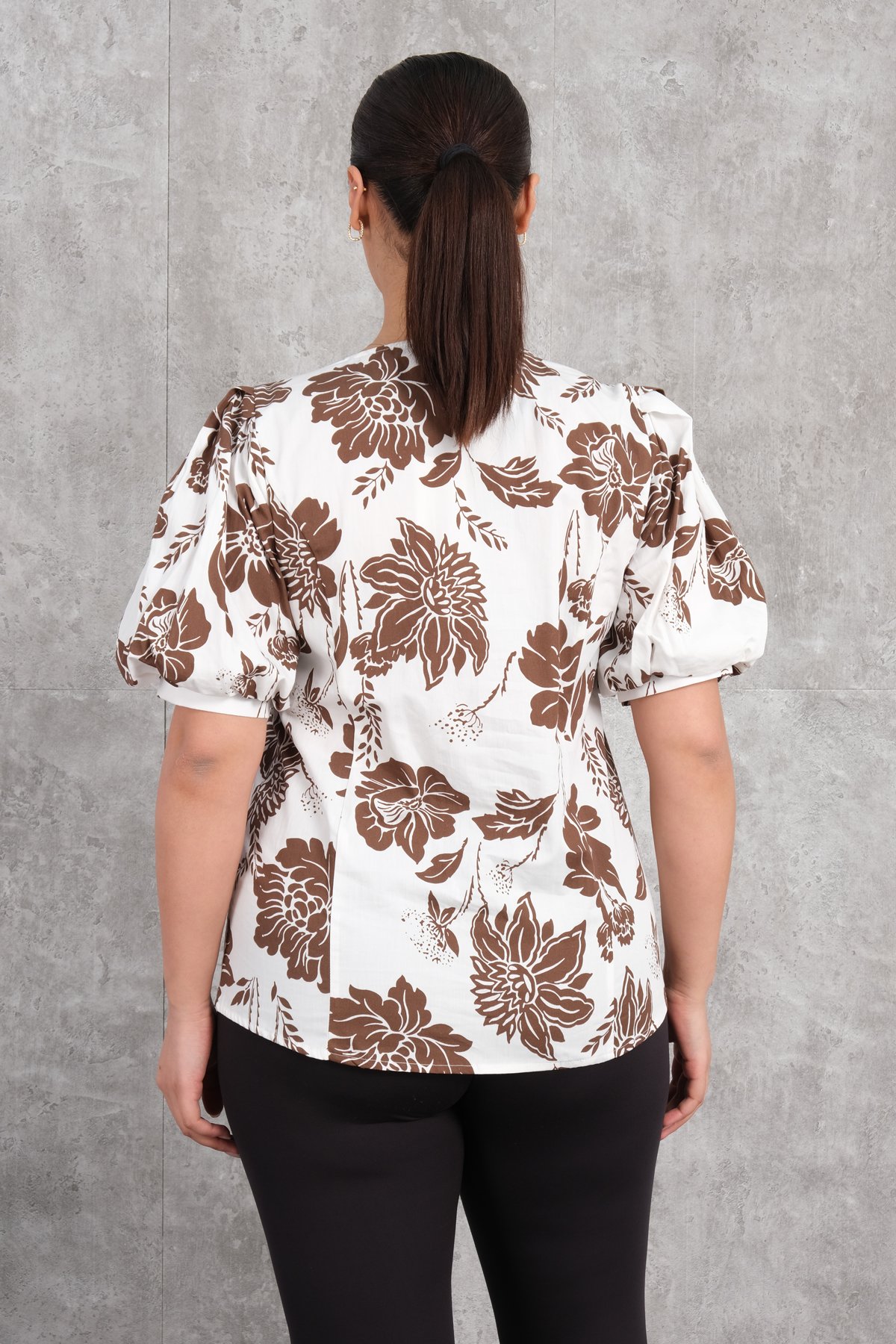 بلوزة بياقة على شكل V مقاس كبير-البني