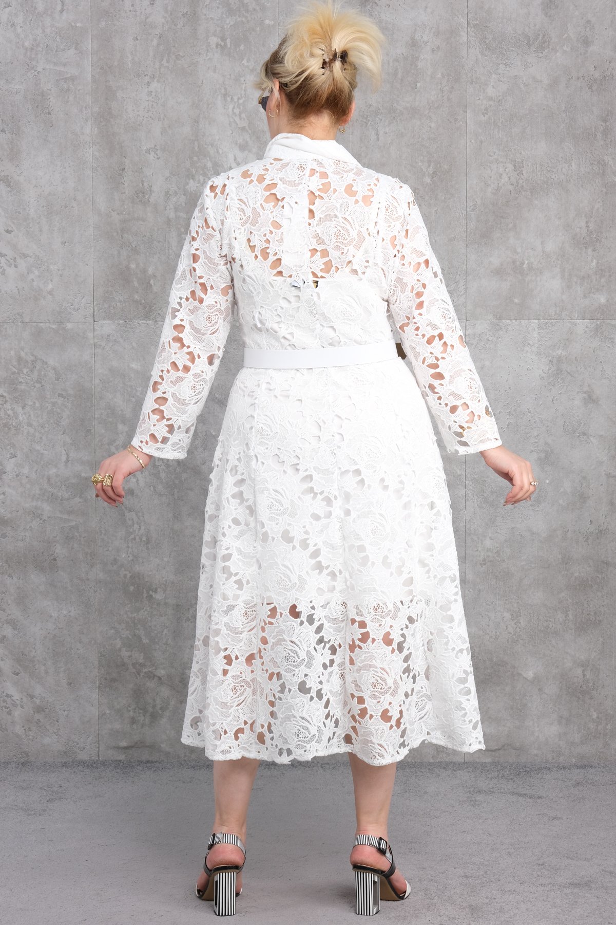 فستان مقاس كبير-الأبيض