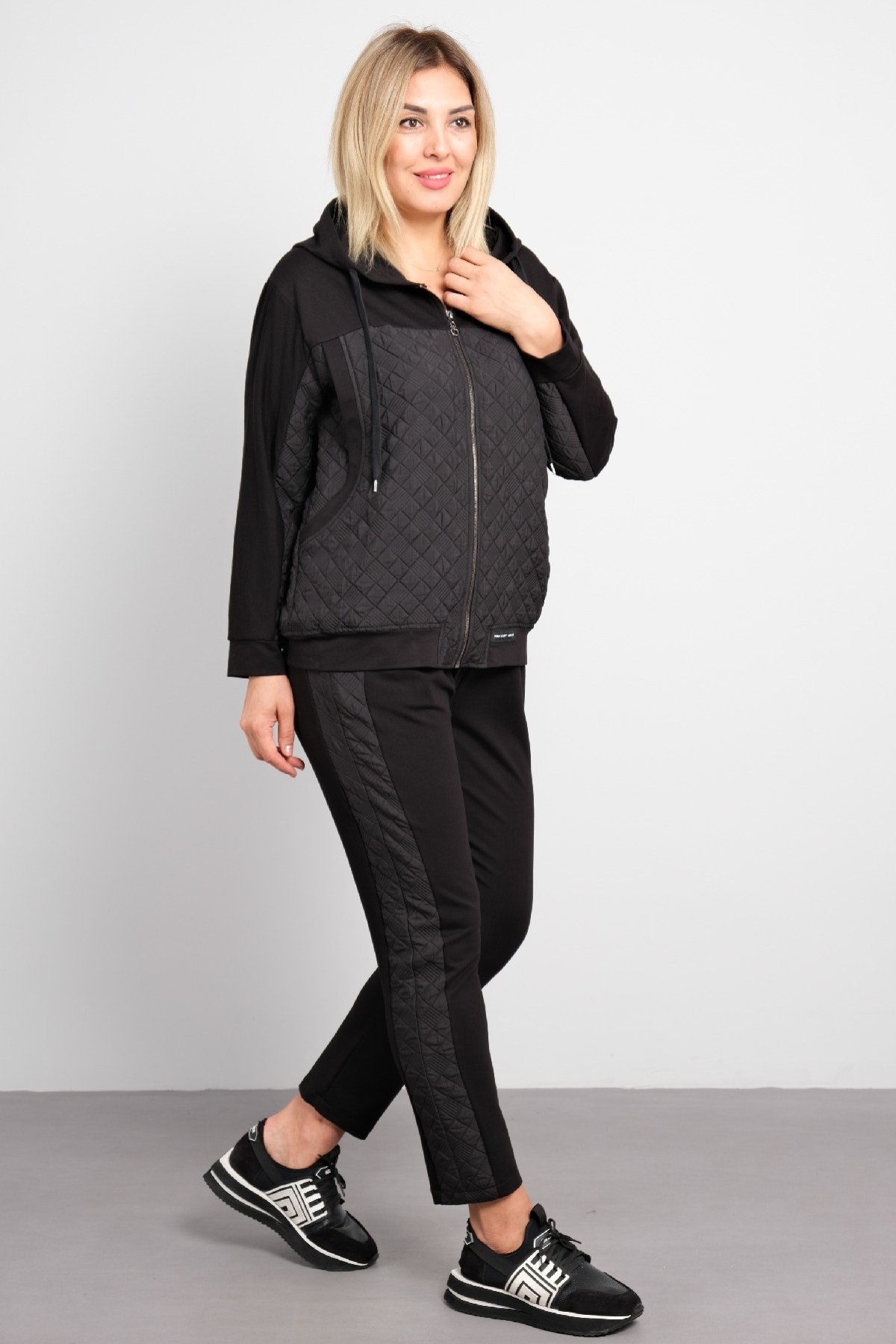 بدلة من قطعتين-الأسود